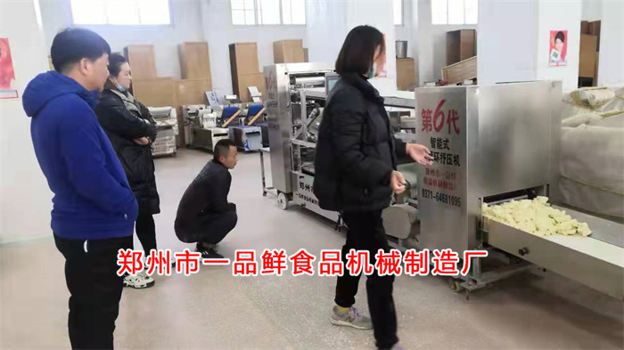 許昌客戶做燴面批發(fā)淘汰舊設(shè)備考察自動疊片燴面機(jī)(圖2) 微信圖片_20211223163547.jpg