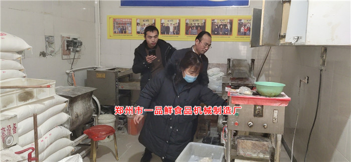 商丘客戶做面條批發(fā)考察一品鮮燴面機(圖1) 商丘客戶做面條批發(fā)考察一品鮮燴面機(圖1)