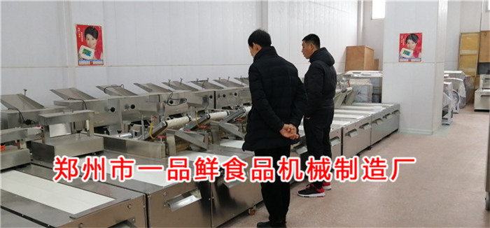 周口老客戶實地考察第六代全自動智能揉壓機(jī)(圖1)