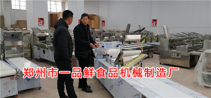 周口老客戶實地考察第六代全自動智能揉壓機(jī)(圖2)