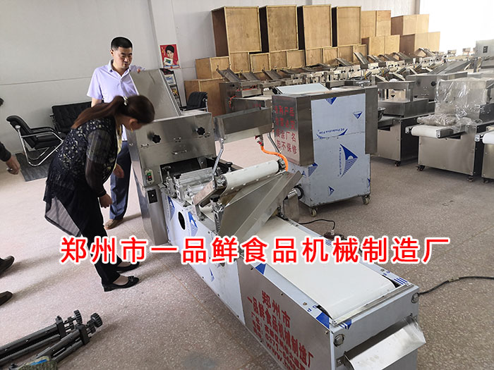 客戶考察多功能成型機(jī) 客戶考察多功能成型機(jī)