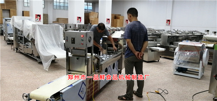 師傅調(diào)試機(jī)器設(shè)備 師傅調(diào)試機(jī)器設(shè)備