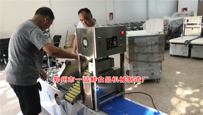 師傅演示機(jī)器操作 師傅演示機(jī)器操作