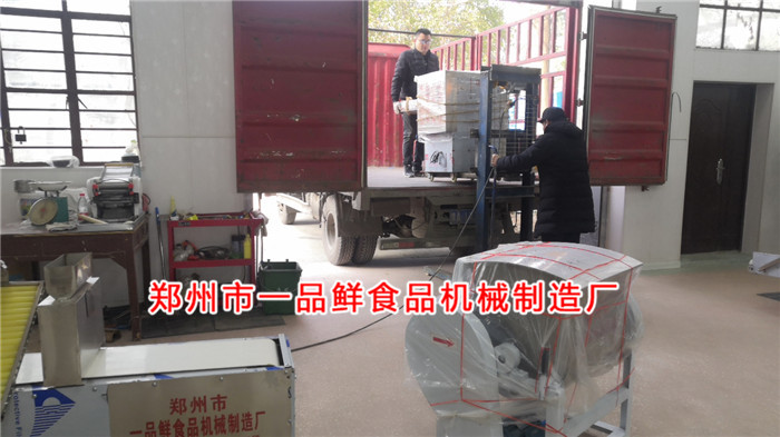 客戶訂購的燴面機設備開始裝車 客戶訂購的燴面機設備開始裝車