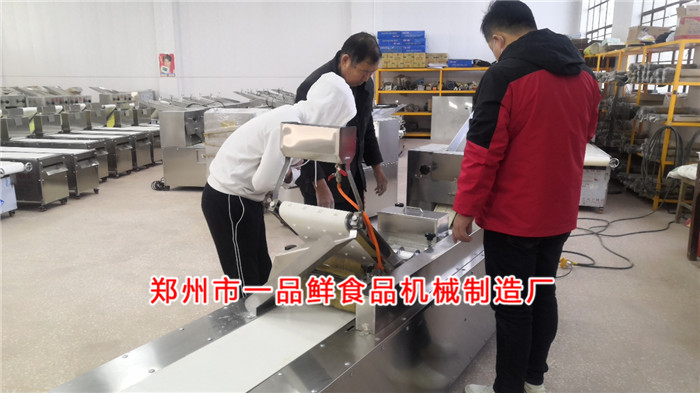 師傅講解設備操作技巧 師傅講解設備操作技巧