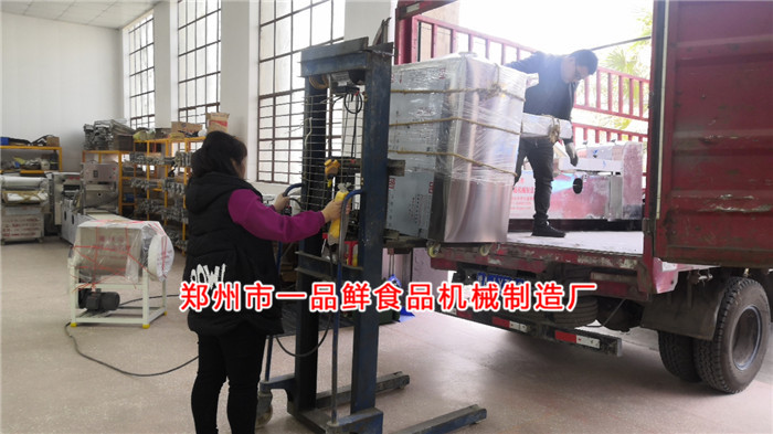 客戶的揉壓機(jī)裝車中 客戶的揉壓機(jī)裝車中