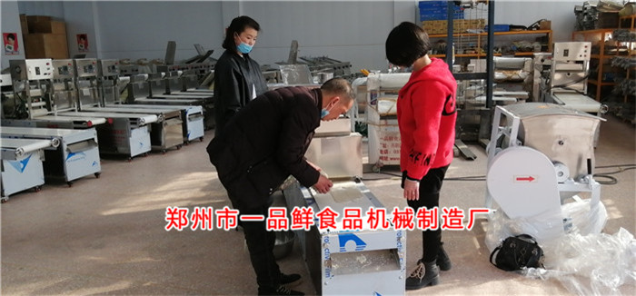 客戶親手操作燴面機(jī) 客戶親手操作燴面機(jī)