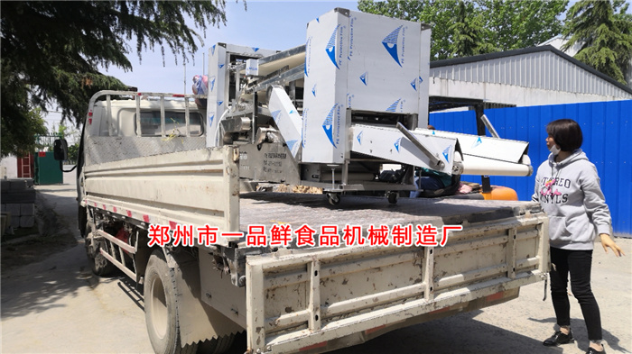 自循環(huán)揉壓機裝車中 自循環(huán)揉壓機裝車中