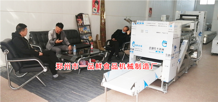 寶雞客戶考察多功能成型機(jī)并與王總洽談 寶雞客戶考察多功能成型機(jī)并與王總洽談