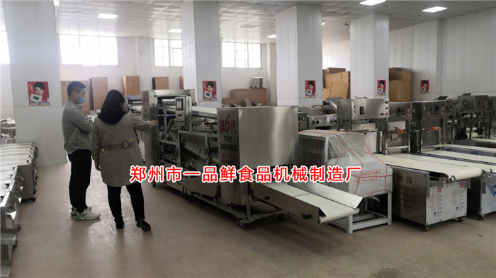 客戶考察自循環(huán)式揉壓機(jī) 客戶考察自循環(huán)式揉壓機(jī)