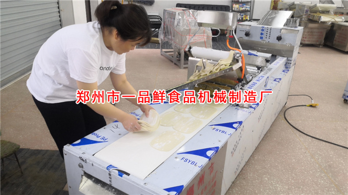 工作人員對(duì)客戶(hù)訂購(gòu)設(shè)備進(jìn)行調(diào)試生產(chǎn)